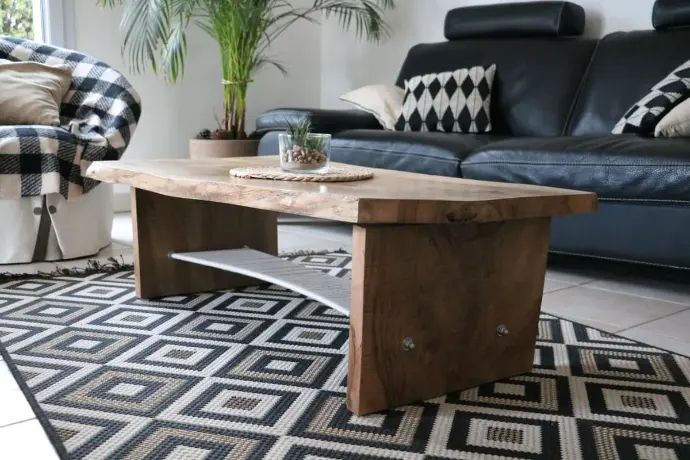 Table basse en bois massif avec plateau naturel, décoration de salon moderne et rustiqu