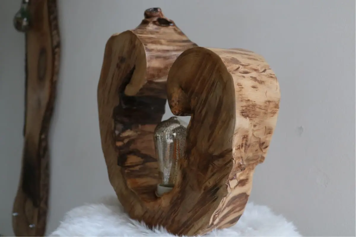 Lampe en bois naturel sculpté avec ampoule vintage, décoration intérieure rustique