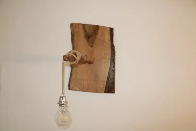 Lampe suspendue en bois naturel avec ampoule ronde, design minimaliste et rustique