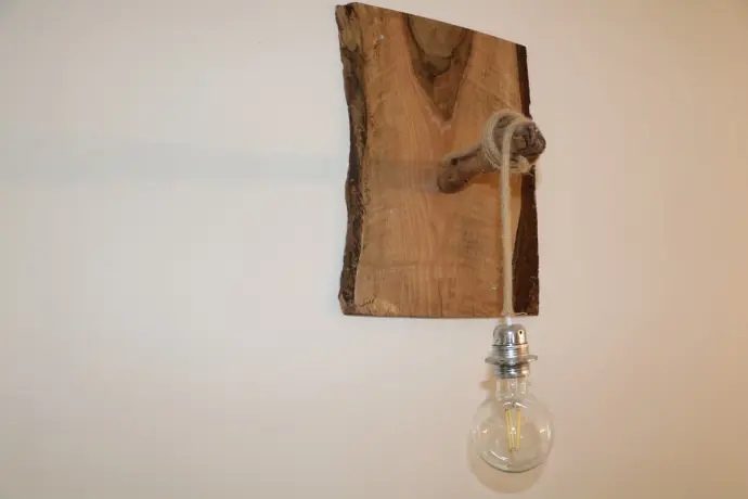 Lampe suspendue en bois naturel avec ampoule ronde, design minimaliste et rustique