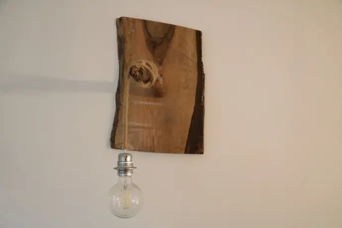 Lampe suspendue en bois naturel avec ampoule ronde, design minimaliste et rustique