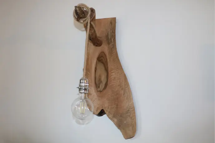 Lampe murale en bois naturel avec ampoule ronde suspendue par une corde, design rustique et artisanal