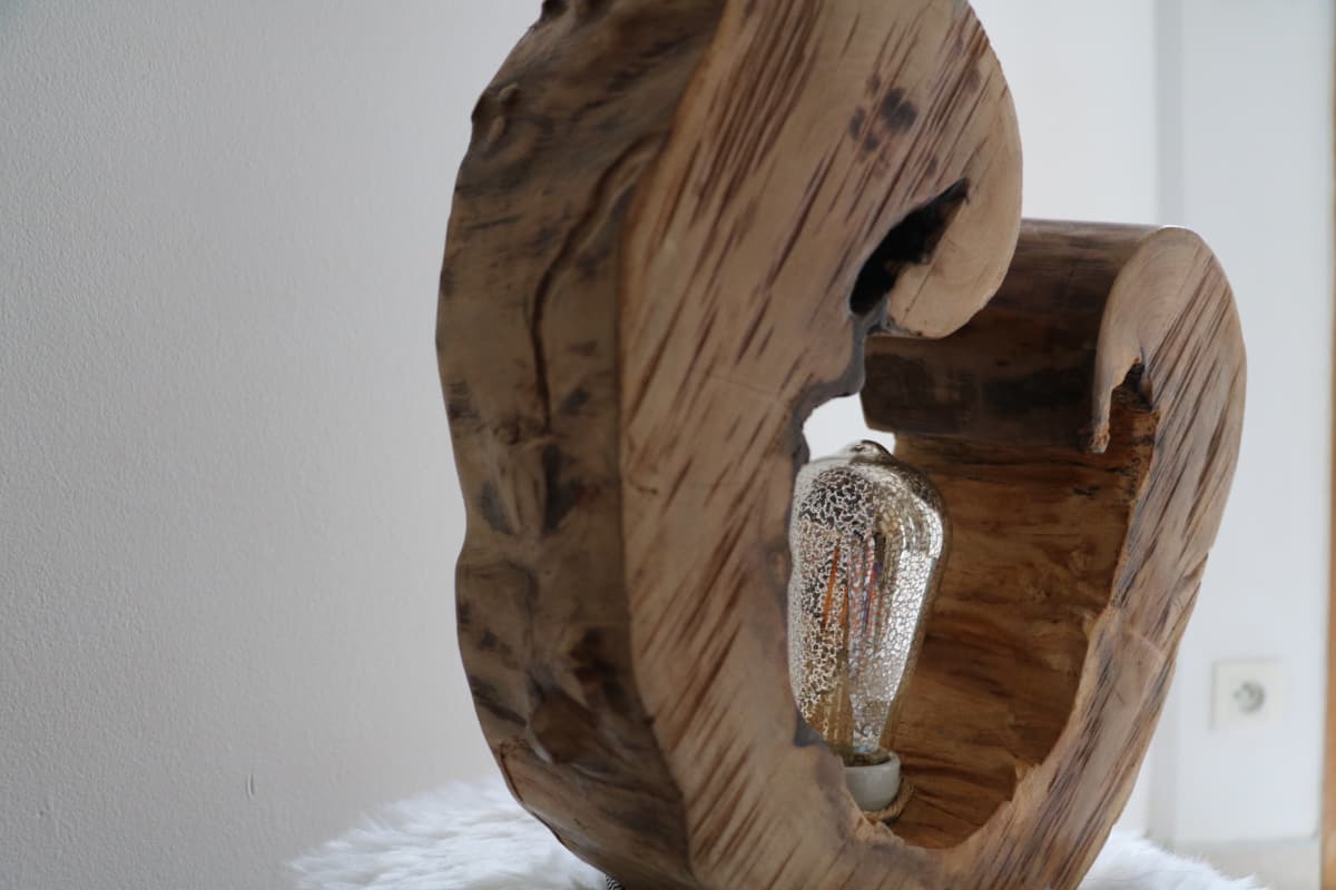 Lampe en bois naturel sculpté avec ampoule vintage, décoration intérieure rustique